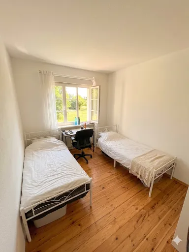 425€: Platz in Mehrbettzimmer in Luxusapartment. 2 Badezimmer. 2 Balkone. All-inclusive mit Anmeldun — photo 1